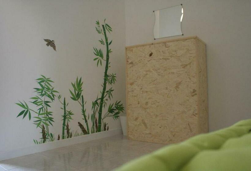 اتاق استاندارد با تراس, Urban Oasis Hostel