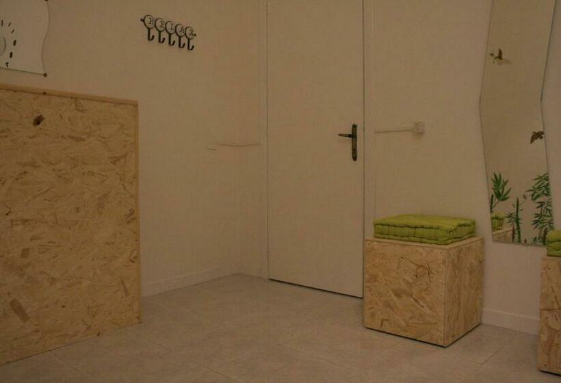 اتاق استاندارد با تراس, Urban Oasis Hostel