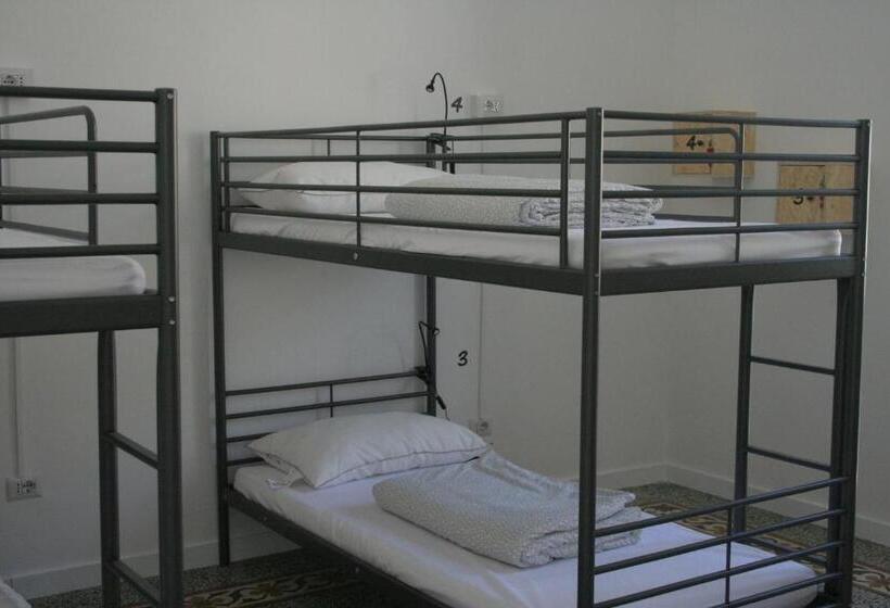 تختخواب در اتاق مشترک, Urban Oasis Hostel