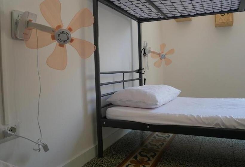 تختخواب در اتاق مشترک, Urban Oasis Hostel