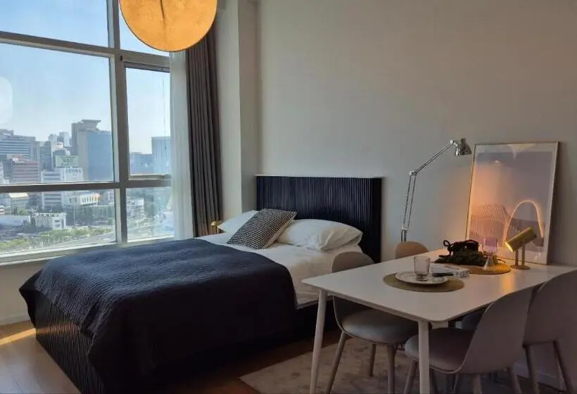 اتاق لوکس, Sunny House