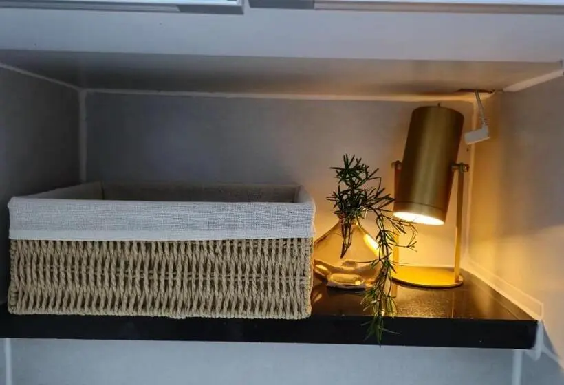 اتاق لوکس, Sunny House