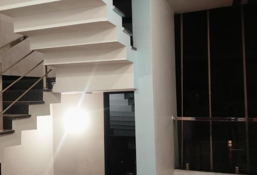 エコノミー４人部屋, Shreeram Guest House !ujjain Near Mahakal Temple Fully! Aircondition Property With Parking!