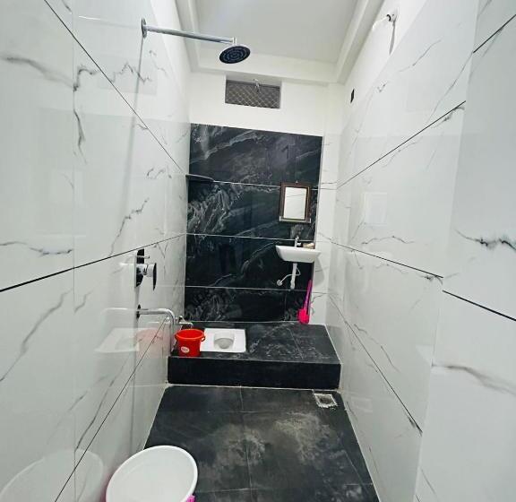 エコノミー４人部屋, Shreeram Guest House !ujjain Near Mahakal Temple Fully! Aircondition Property With Parking!