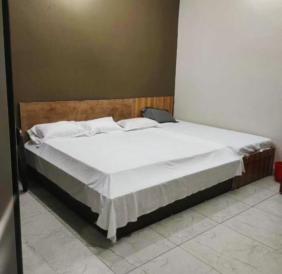 エコノミー４人部屋, Shreeram Guest House !ujjain Near Mahakal Temple Fully! Aircondition Property With Parking!