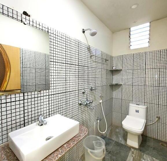 اتاق لوکس با تخت بزرگ, Goroomgo Hotel Coral Suites Puri   Swimming Pool With Fully Air Conditioned And Spacious Room   Near