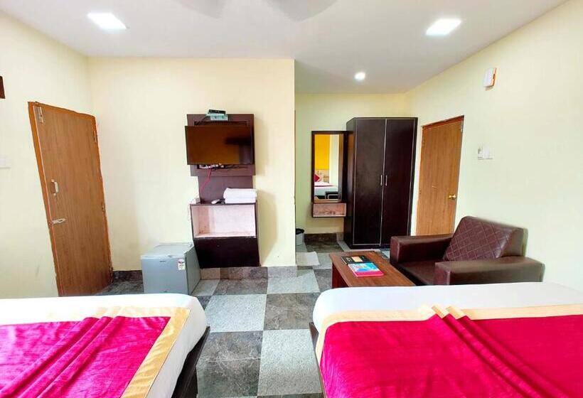 اتاق سوپریور چهار تخته, Goroomgo Hotel Coral Suites Puri   Swimming Pool With Fully Air Conditioned And Spacious Room   Near