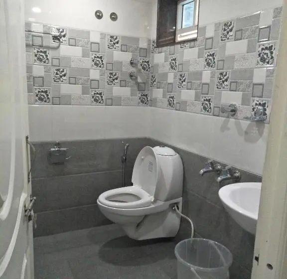 اتاق لوکس سه تخته, Ashoka Residency Chottanikkara