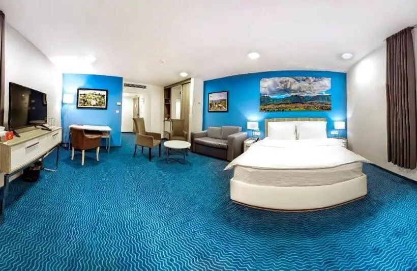 اتاق لوکس با بالکن, Central Hotel, Fitness And Spa