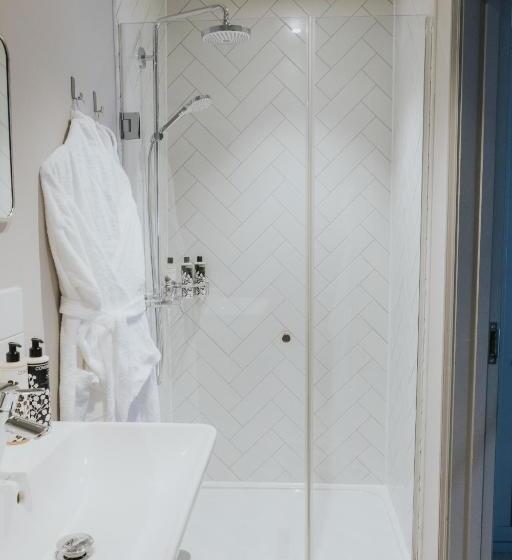 اتاق عادی, The Ginger Pig