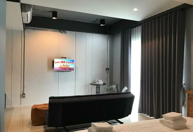 استودیوی استاندارد, Wara Boutique