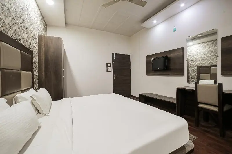 デラックスルーム, Super Townhouse Hollywood Heights
