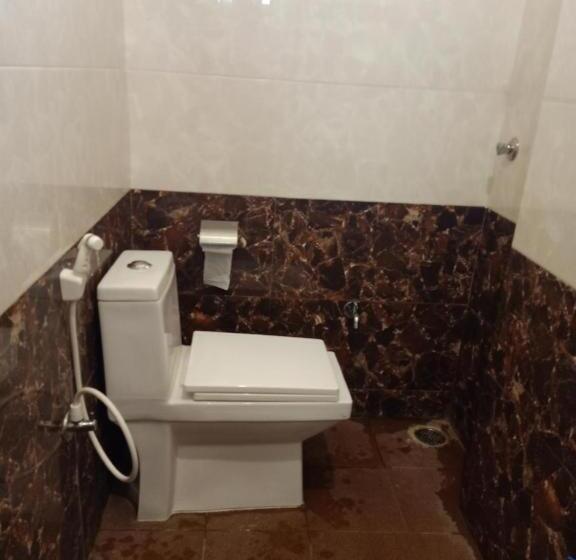 חדר סטנדרט לשלושה, Sak Royal Residency