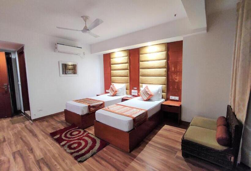 Номер Deluxe, The Angel Hotel & Suites Near Medanta