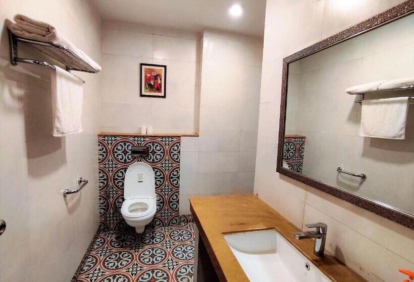 Номер Deluxe, The Angel Hotel & Suites Near Medanta