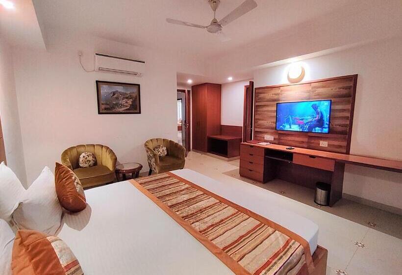 Номер Deluxe, The Angel Hotel & Suites Near Medanta