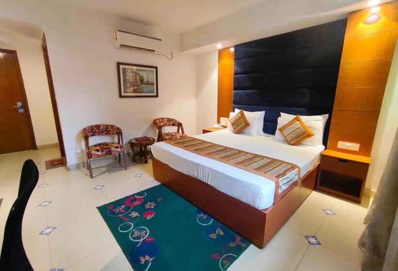 Номер Deluxe, The Angel Hotel & Suites Near Medanta