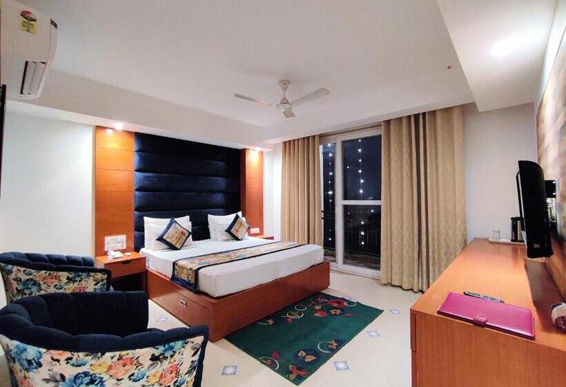 Номер Deluxe, The Angel Hotel & Suites Near Medanta