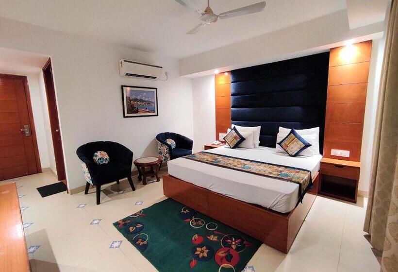 Номер Deluxe, The Angel Hotel & Suites Near Medanta