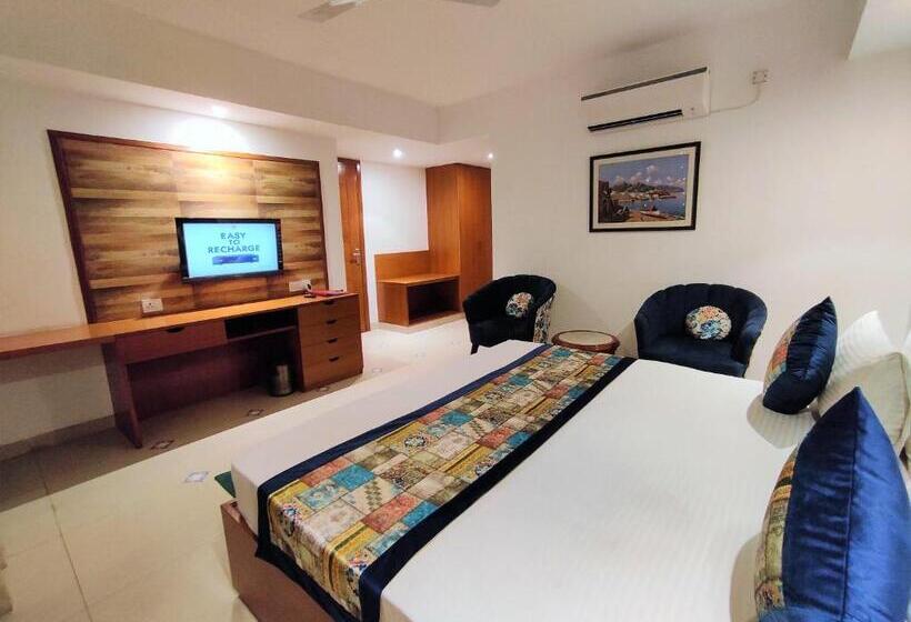 Номер Deluxe, The Angel Hotel & Suites Near Medanta