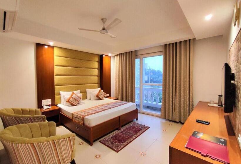 Номер Deluxe, The Angel Hotel & Suites Near Medanta