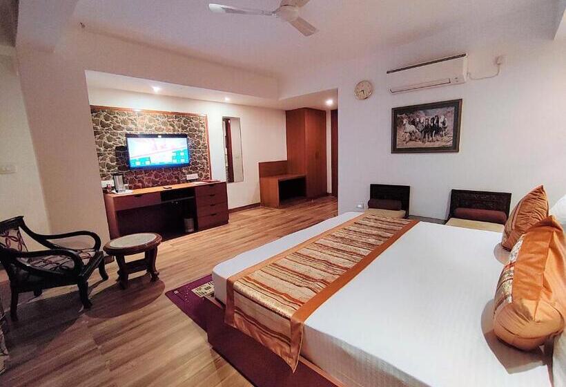 Номер Superior, The Angel Hotel & Suites Near Medanta