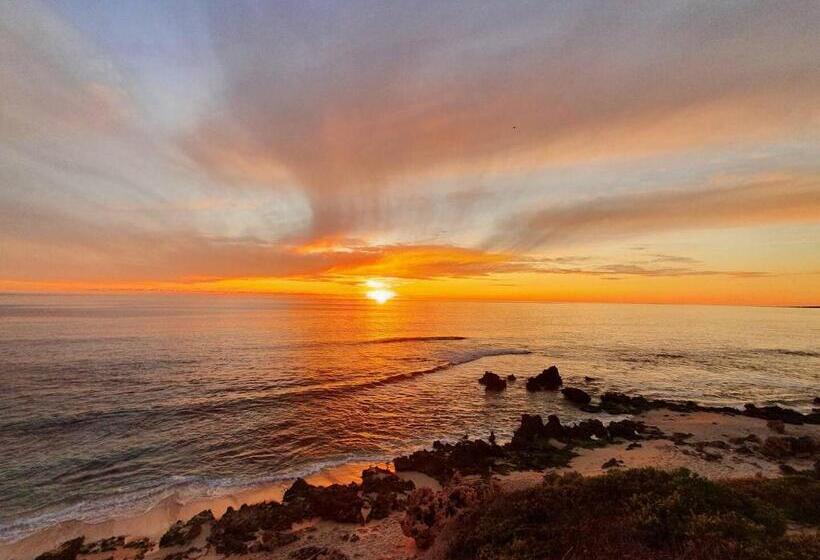 Апартаменты 1 Спальня Вид на Море, Coastal Beach Retreat Scarborough Pool & Slide!