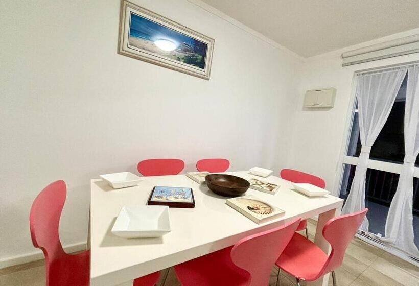 Апартаменты 1 Спальня Вид на Море, Coastal Beach Retreat Scarborough Pool & Slide!