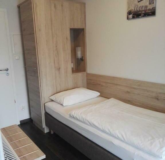 标准单人间, Gasthof Momm