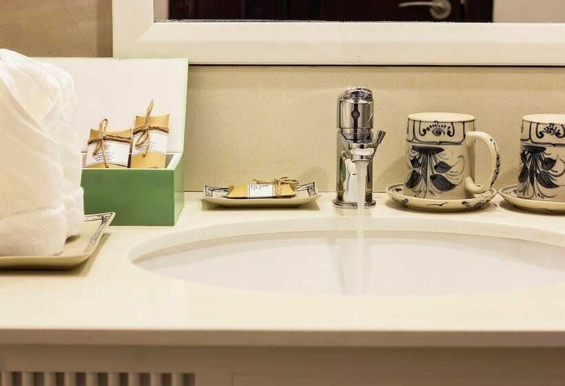 اتاق لوکس با چشم‌انداز استخر, Lantana Riverside Hoi An Boutique Hotel & Spa