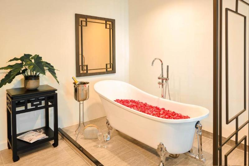 اتاق لوکس با چشم‌انداز استخر, Lantana Riverside Hoi An Boutique Hotel & Spa