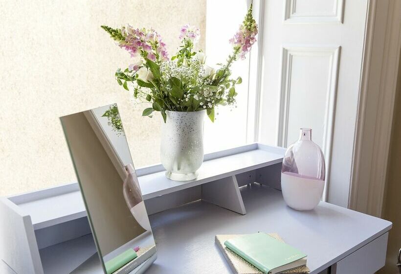 اتاق لوکس, The Lane