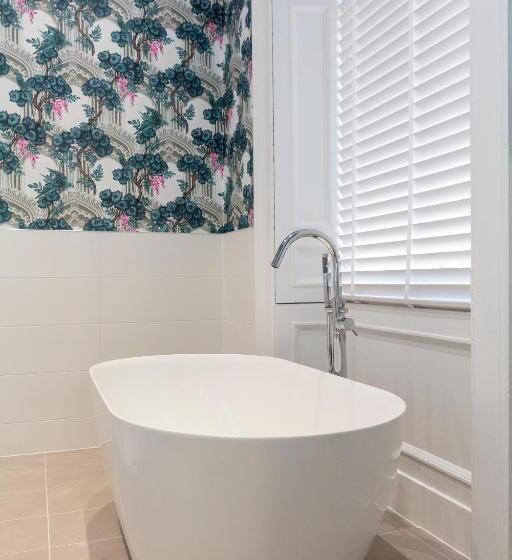 اتاق لوکس, The Lane