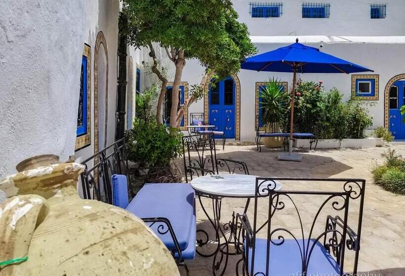 اتاق استاندارد سه نفره, Bou Fares