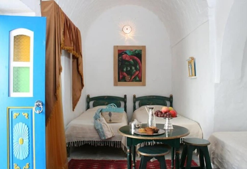 اتاق استاندارد سه نفره, Bou Fares