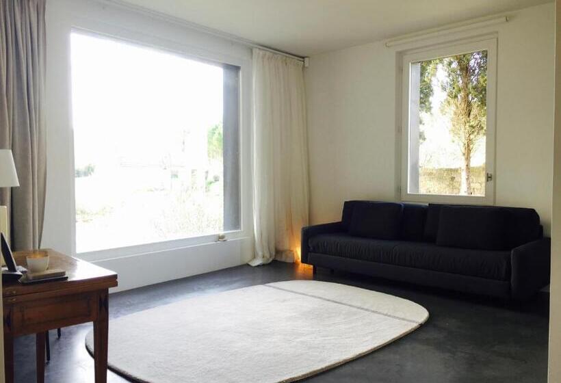 اتاق دوبلکس, Tour Sarrazine De Montaren