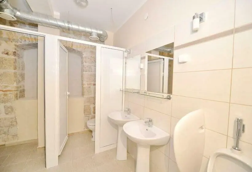 تختخواب در اتاق مشترک, Hostel Pupa