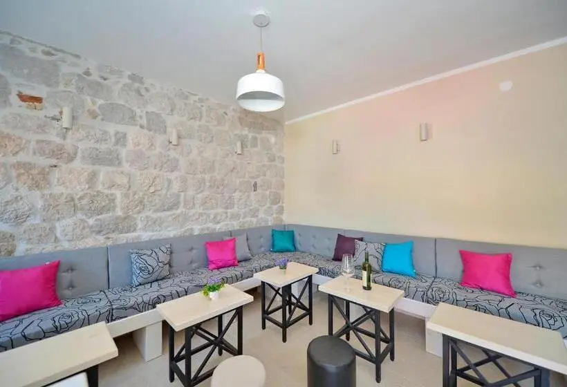 تختخواب در اتاق مشترک, Hostel Pupa