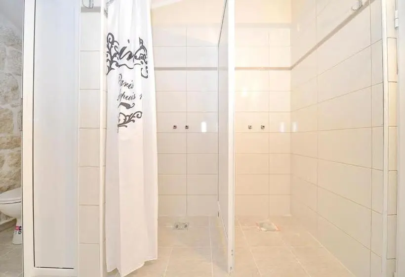 تختخواب در اتاق مشترک, Hostel Pupa