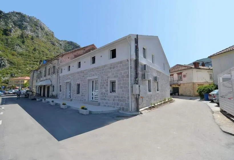 تختخواب در اتاق مشترک, Hostel Pupa