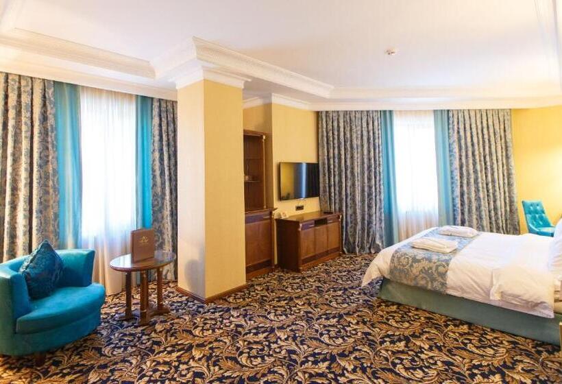 سوییت جونیور, Sultan Palace