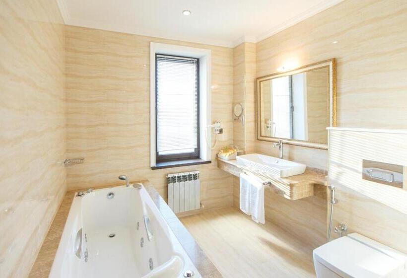 سوئیت با وان آب گرم, Sultan Palace