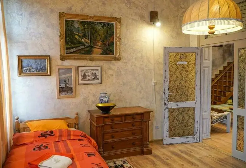 浴室共有ファミリールーム, Rooster Hostel