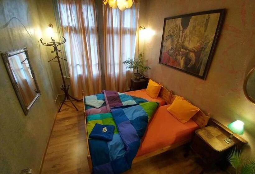 اتاق استاندارد با سرویس بهداشتی مشترک, Rooster Hostel