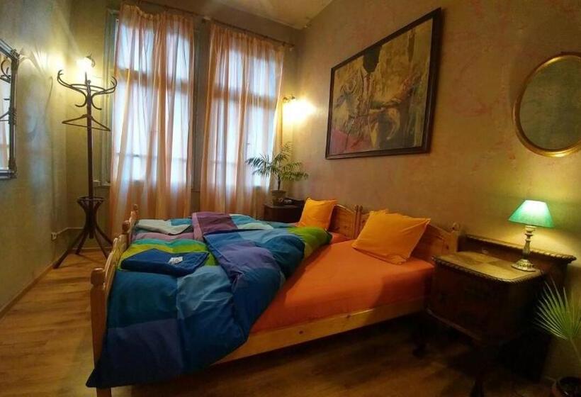 バス共有のスタンダードルーム, Rooster Hostel