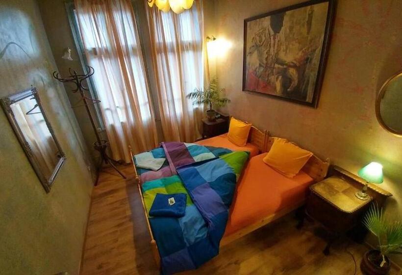 バス共有のスタンダードルーム, Rooster Hostel