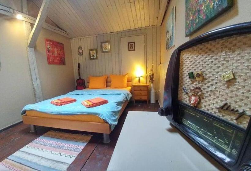 バス共有のスタンダードルーム, Rooster Hostel