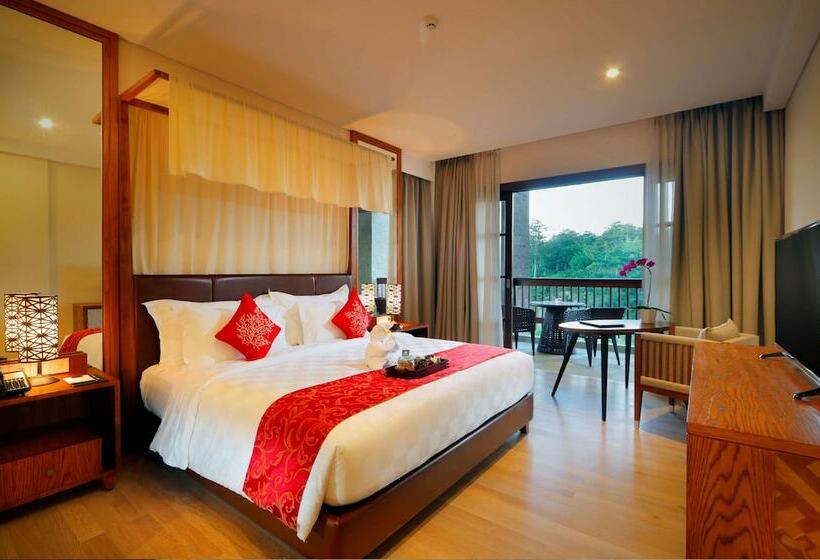 プールの見えるデラックスルーム, Royal Tulip Springhill Resort Jimbaran