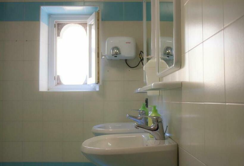 带共用浴室的标准房间, Ostello Bassano Del Grappa