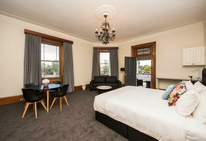 מיטת קינג בסוויטה, The Parkview Hotel Mudgee
